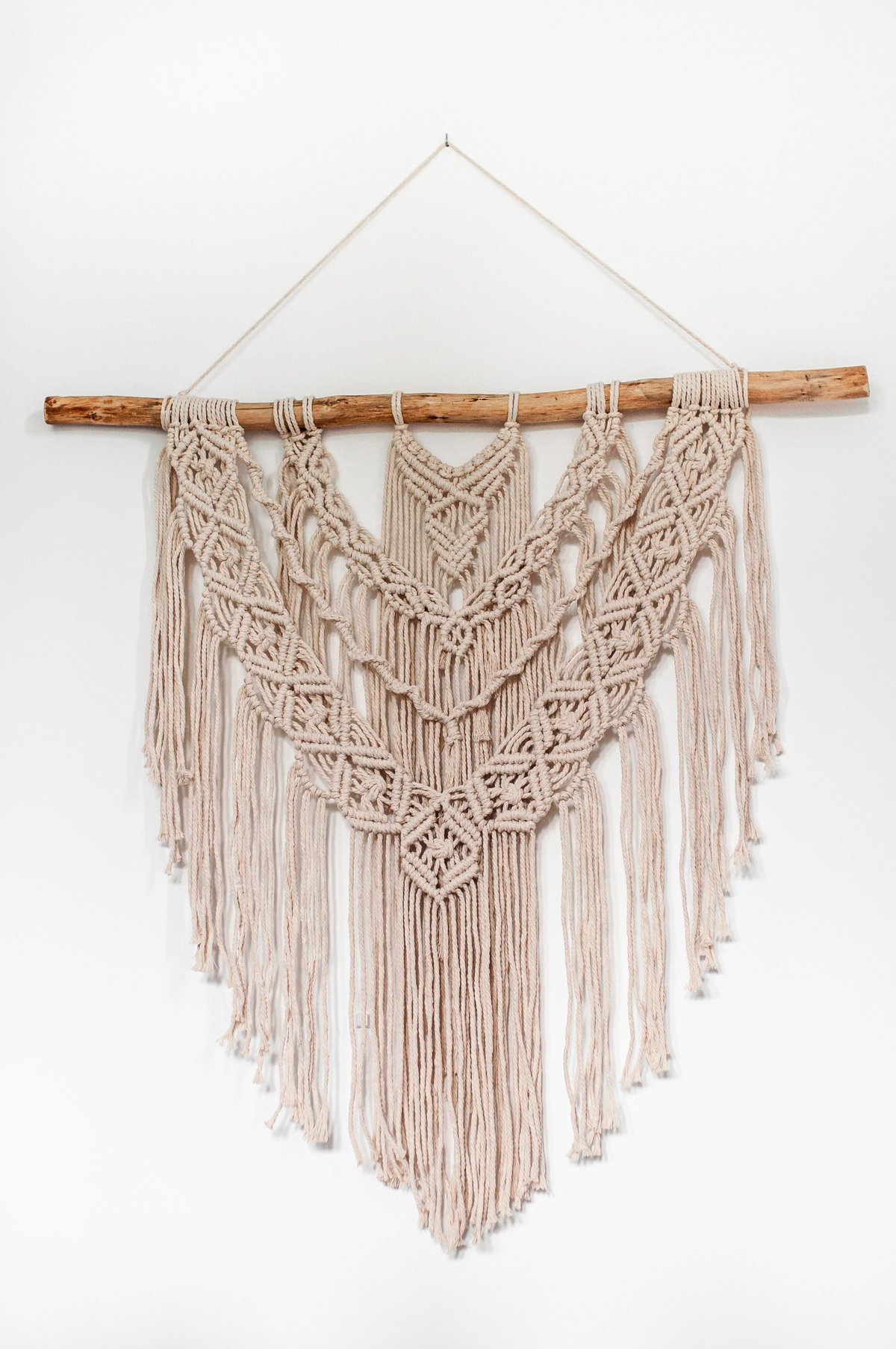 Decoración de pared estilo macramé tejido a mano con hilos naturales beige