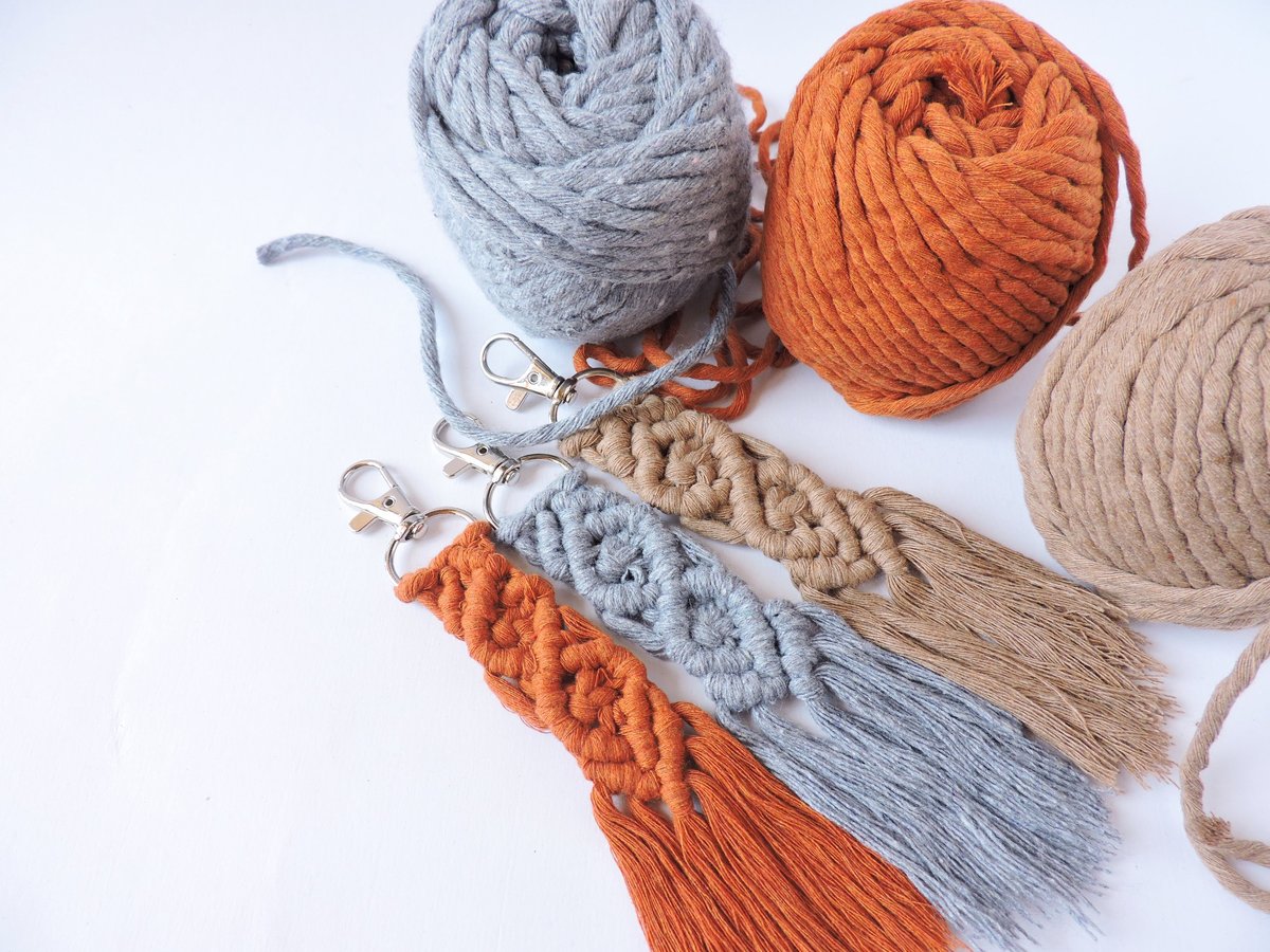 Llavero de macramé con borla de algodón