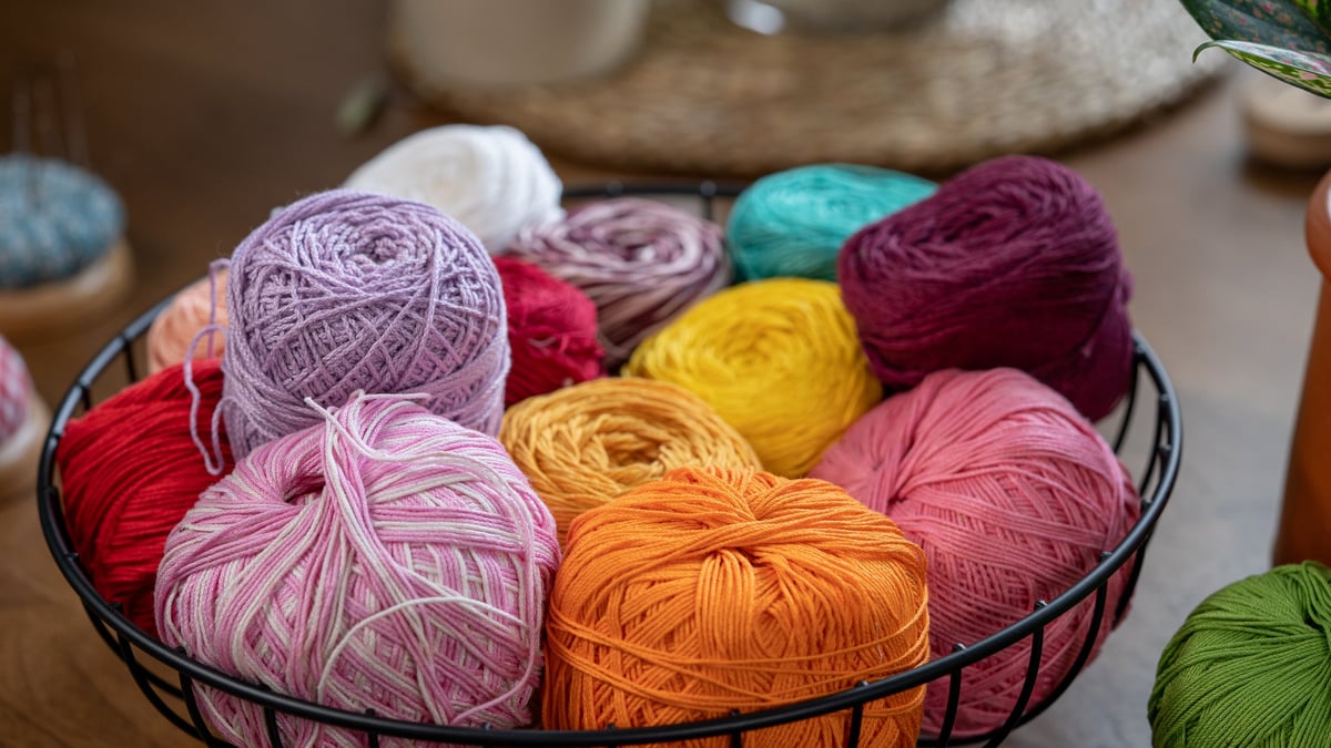Colección de hilos de colores vibrantes para tejer