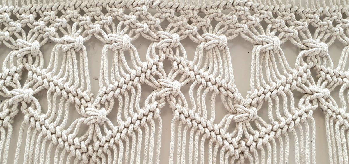Patrón de nudos de macramé en primer plano — textura artesanal decorativa