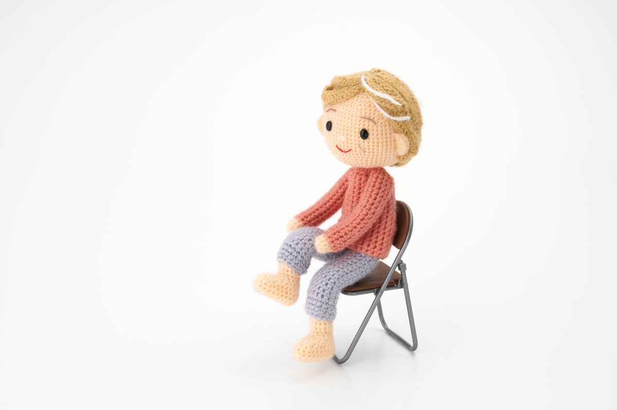 Muñeca amigurumi pequeña tejida a mano