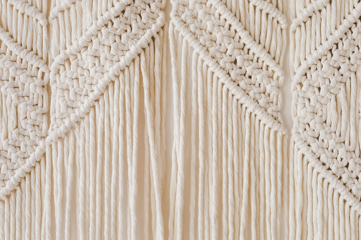 Tapiz de macramé con nudos detallados mostrando variedad de patrones decorativos