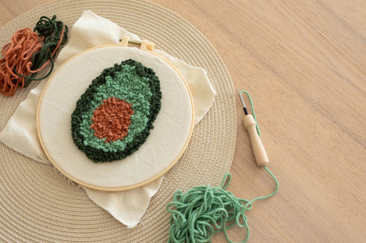 Bordado punch needle de aguacate sobre bastidor — proyecto DIY decorativo