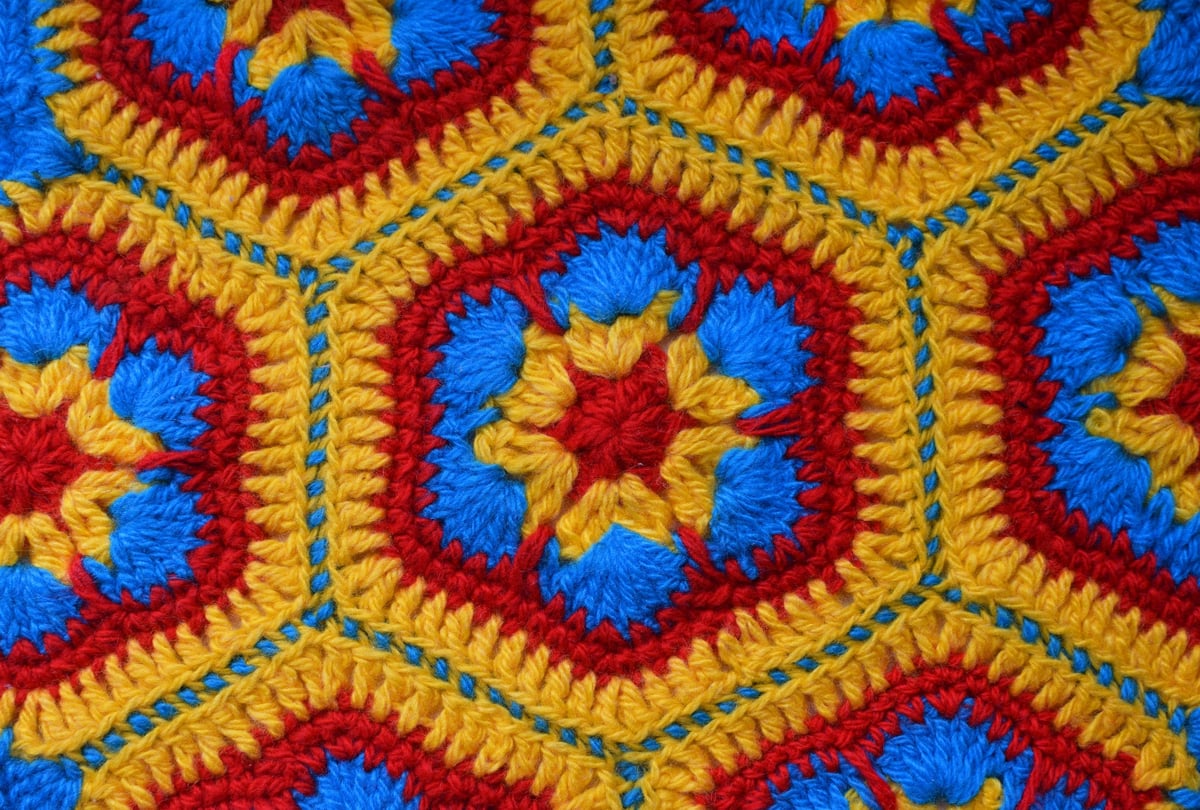 Tapete de crochet amarillo y rojo tejido a mano con hilos de lana