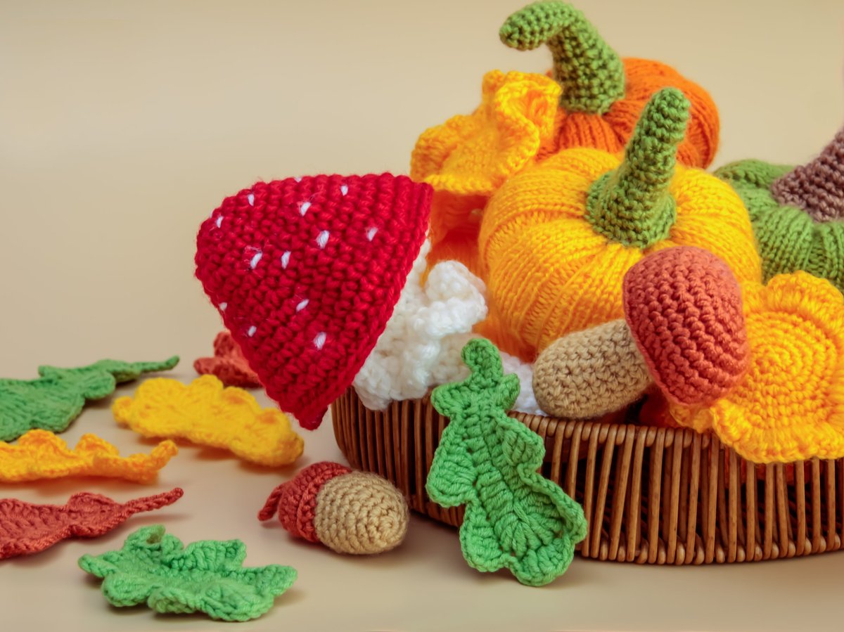 Canasta de amigurumis tejidos: calabazas, hongos y bellotas otoñales a crochet
