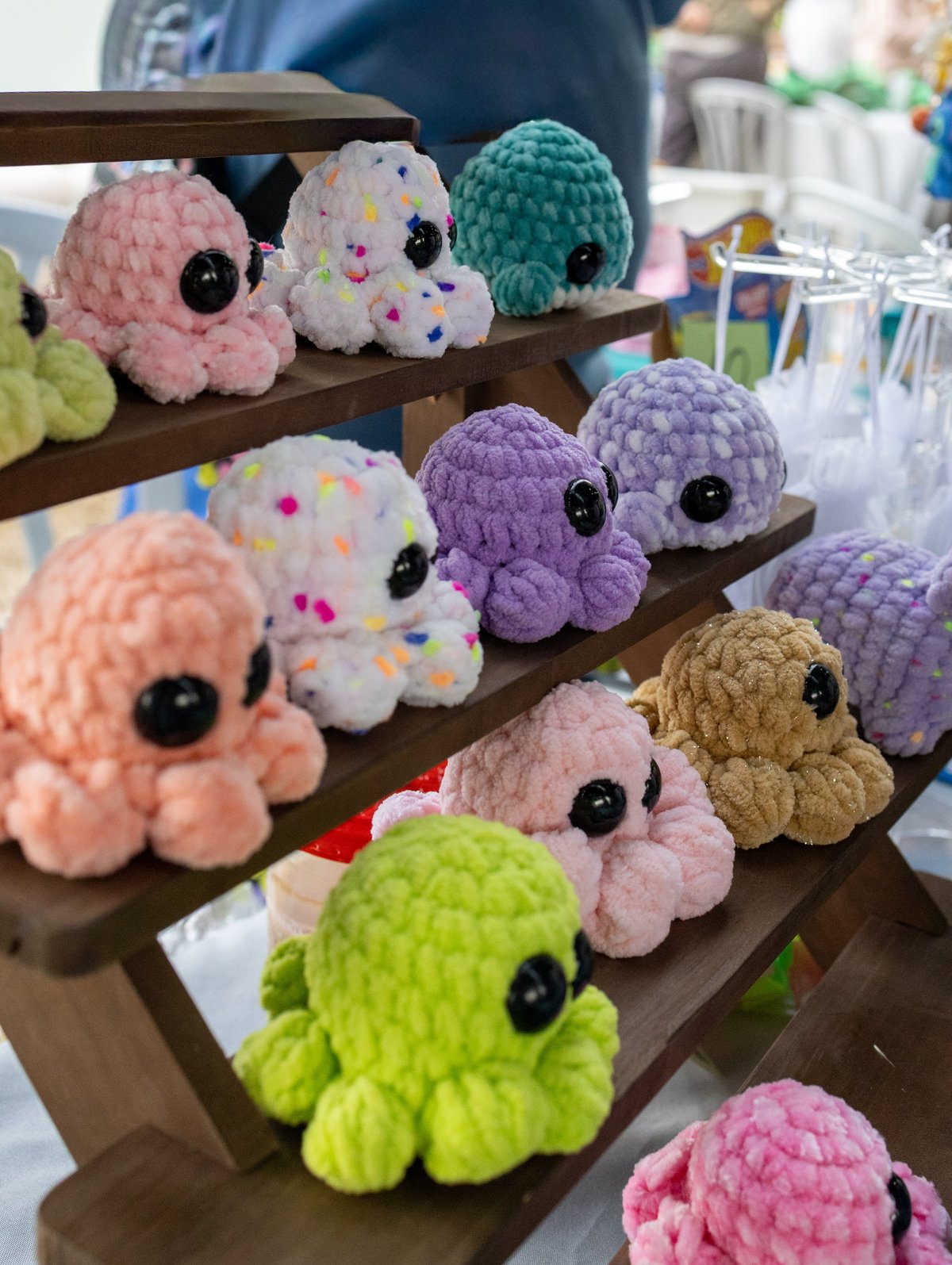Amigurumis y juguetes tejidos exhibidos en feria artesanal