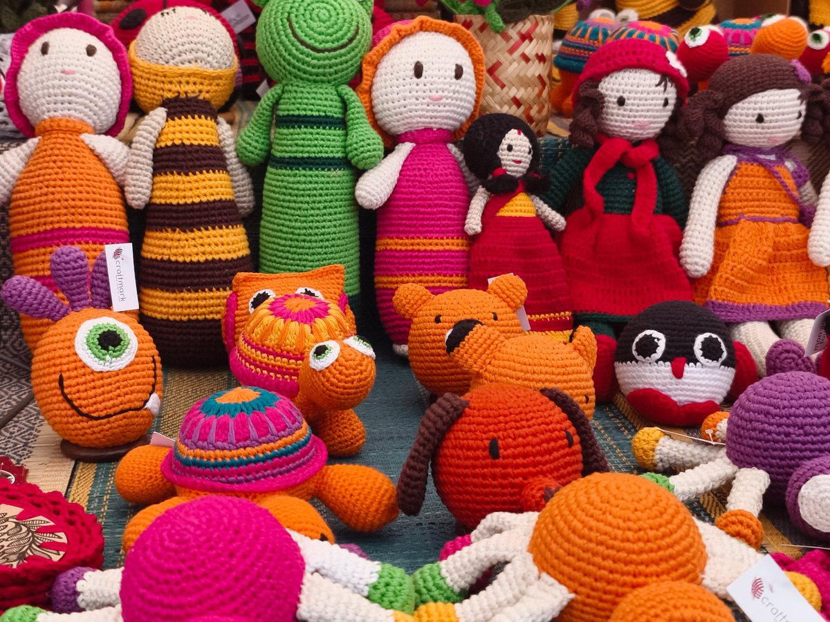 Muñecos amigurumi coloridos tejidos a crochet