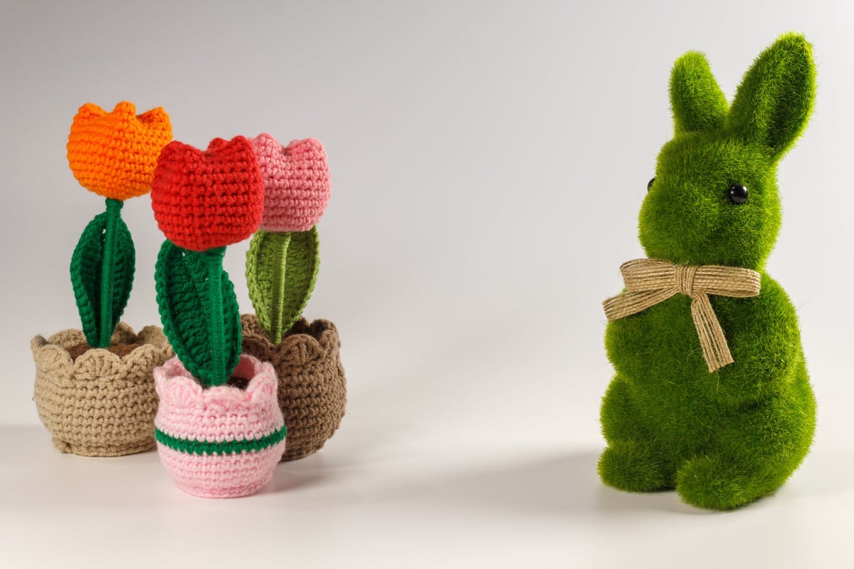 Conejo verde y tulipanes tejidos a crochet