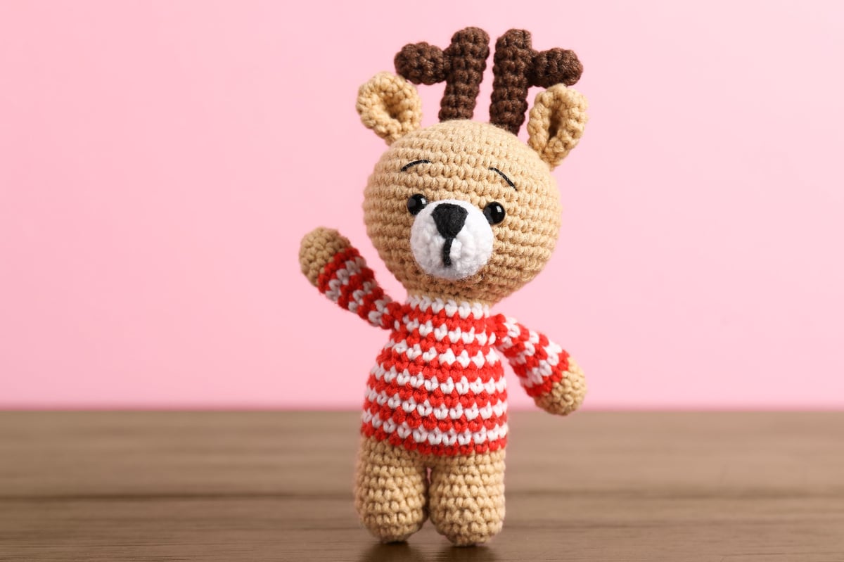 Venado tejido a crochet sobre mesa de madera