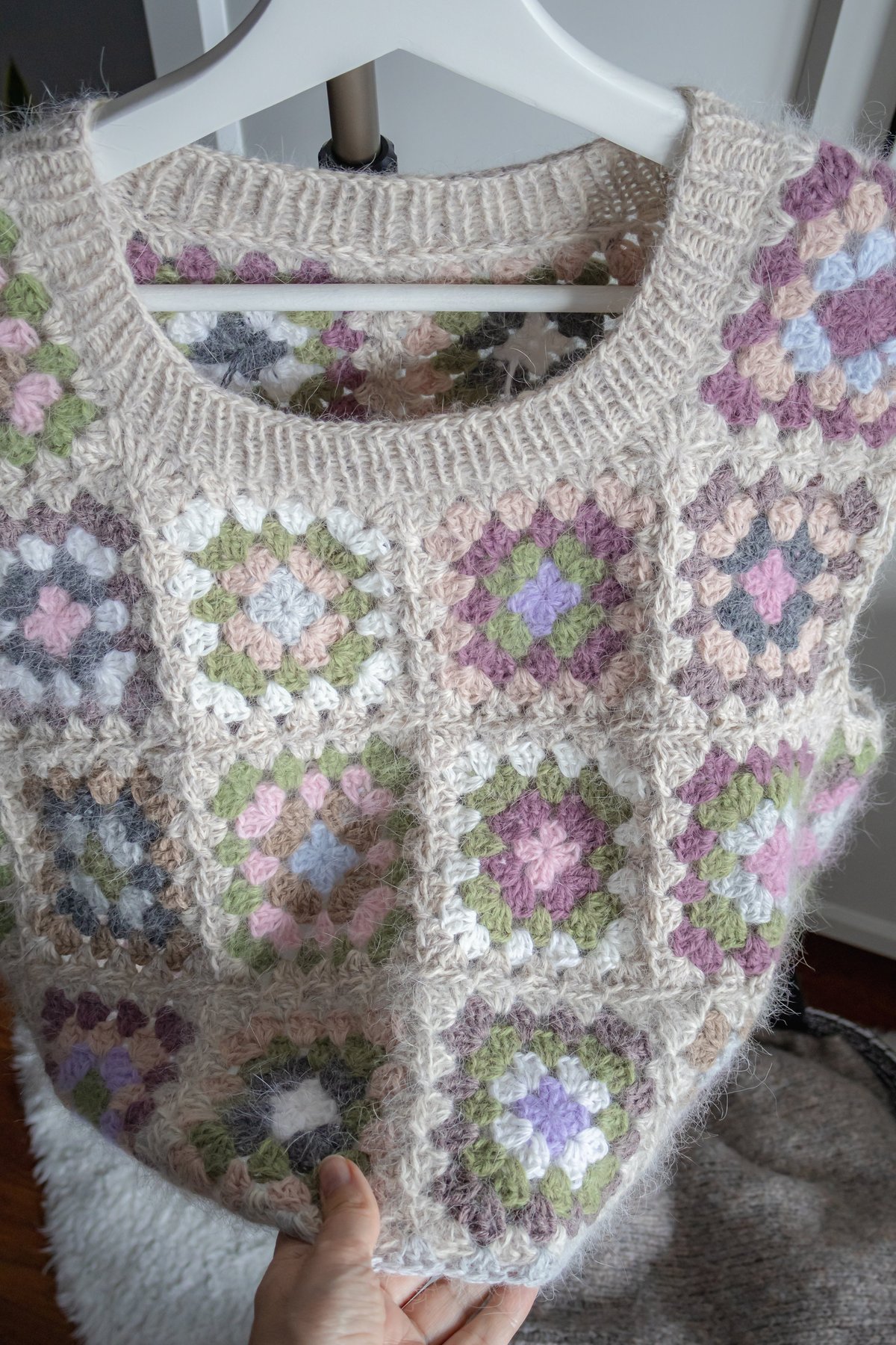 Chaleco tejido a crochet con granny squares en tonos pastel