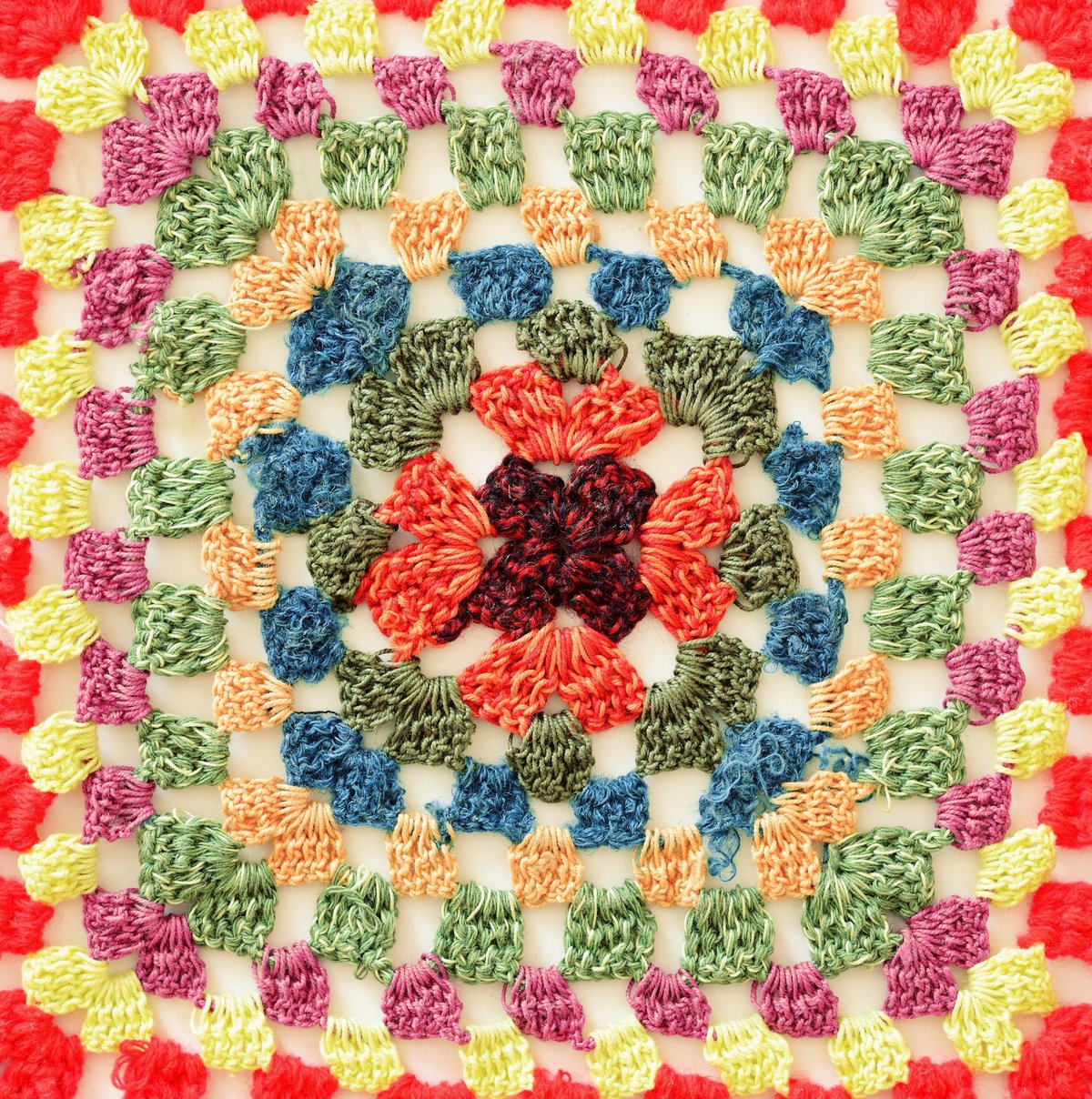 Primer plano de granny square colorido tejido a mano