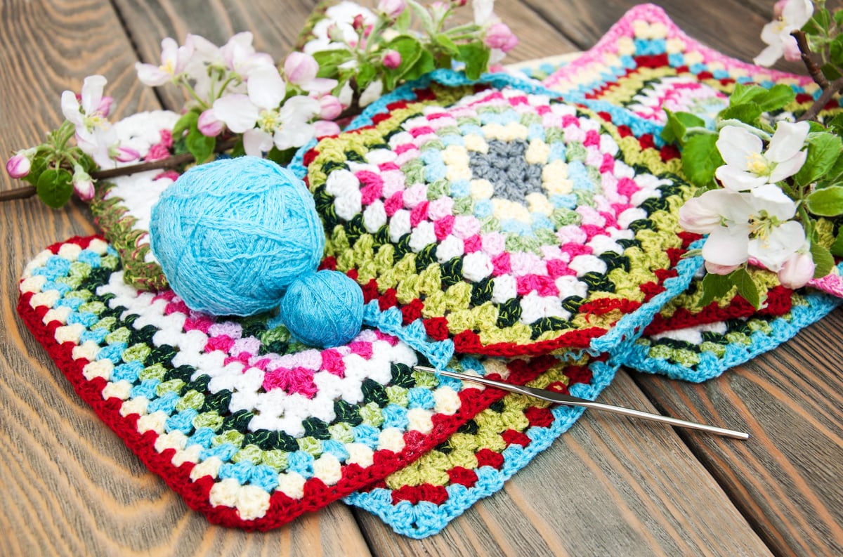 Granny squares de crochet multicolores sobre fondo de madera