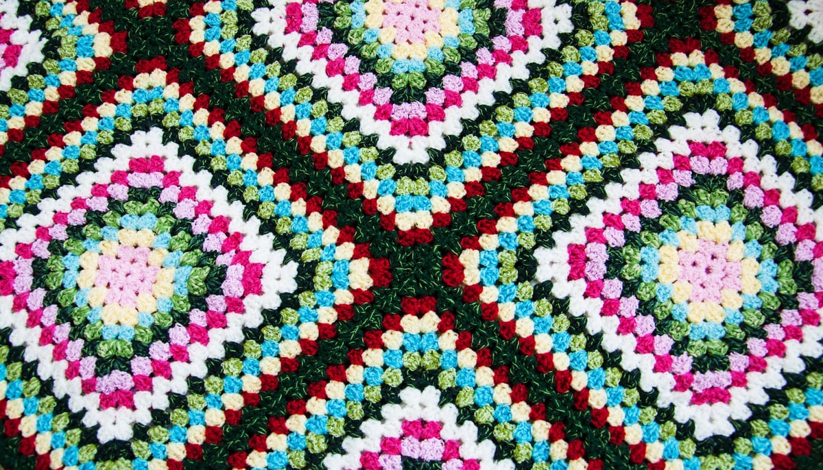 Primer plano de granny square multicolor tejido a crochet