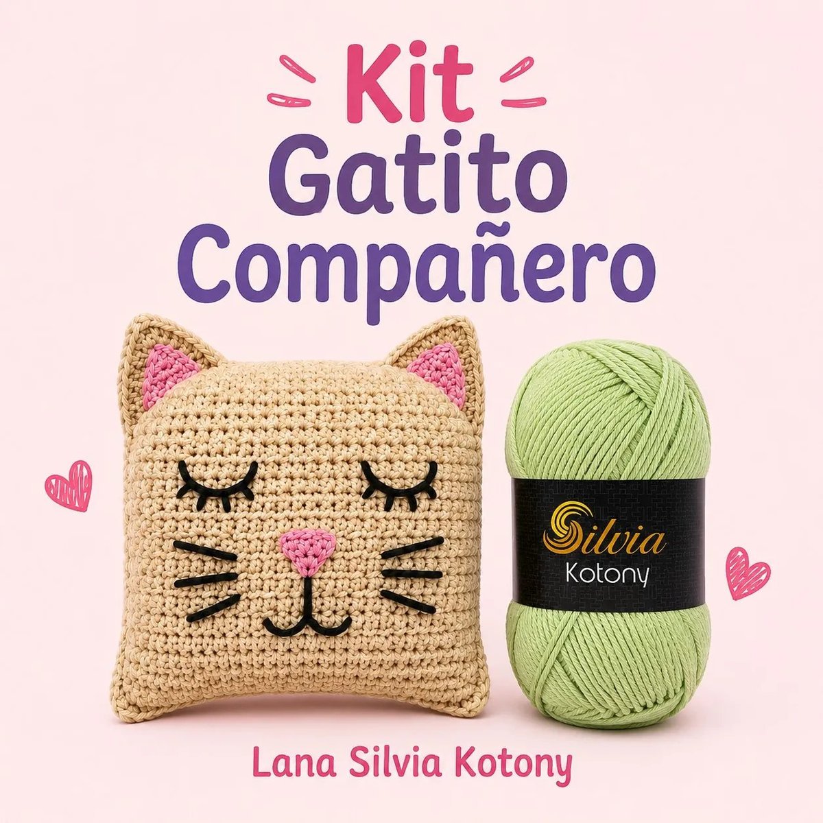 Kit Gatito Compañero crochet con almohada de gatito beige y ovillo de lana Silvia Kotony verde, sobre fondo rosado pastel