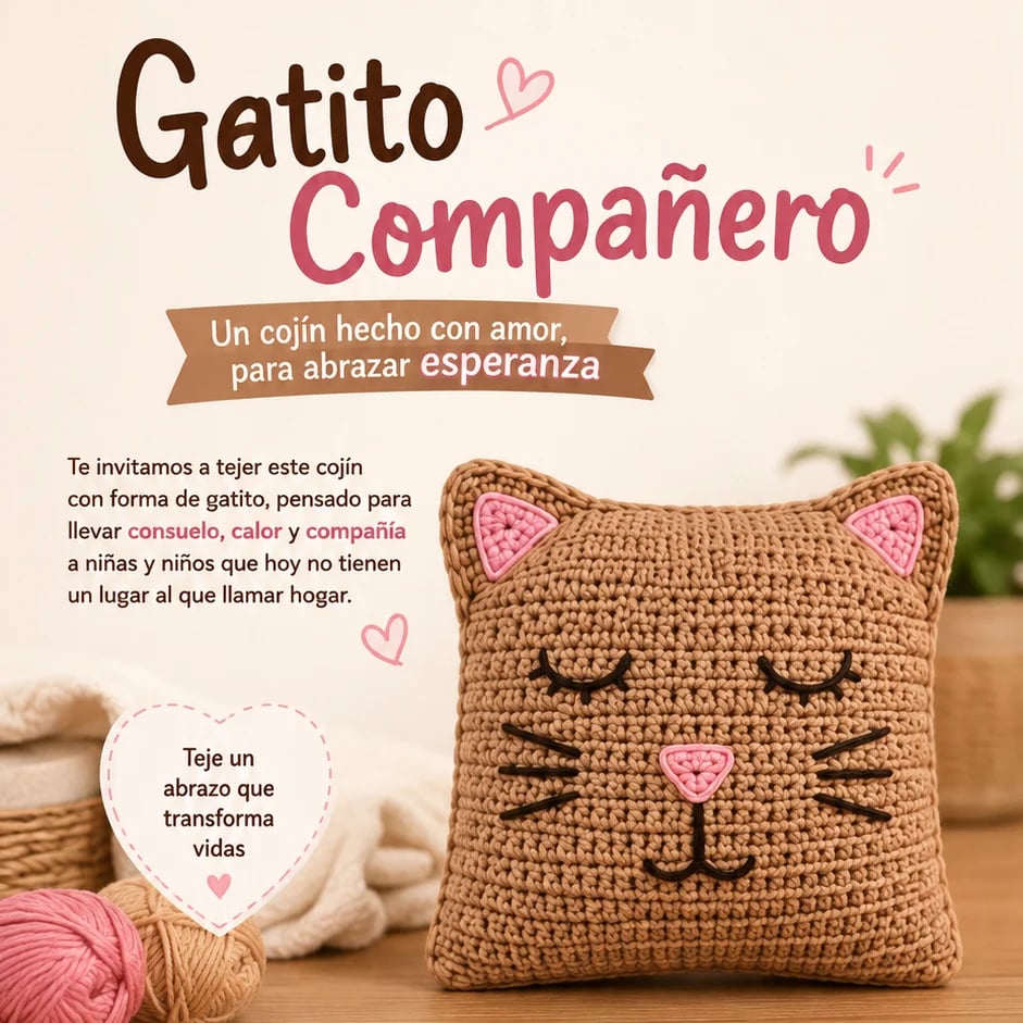Gatito Compañero tejido en crochet en tonos beige con orejas, nariz y bigotes rosados, junto a madejas de hilo rosado y crema