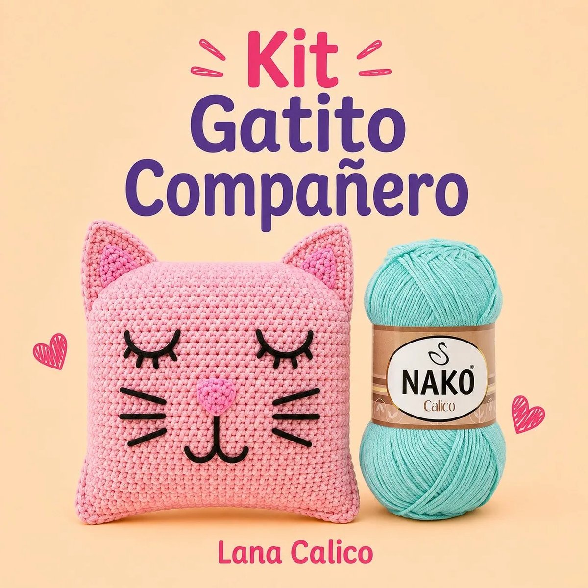 Kit Gatito Compañero crochet con almohada de gatito rosada y ovillo de lana Nako Calico turquesa, sobre fondo melón pastel