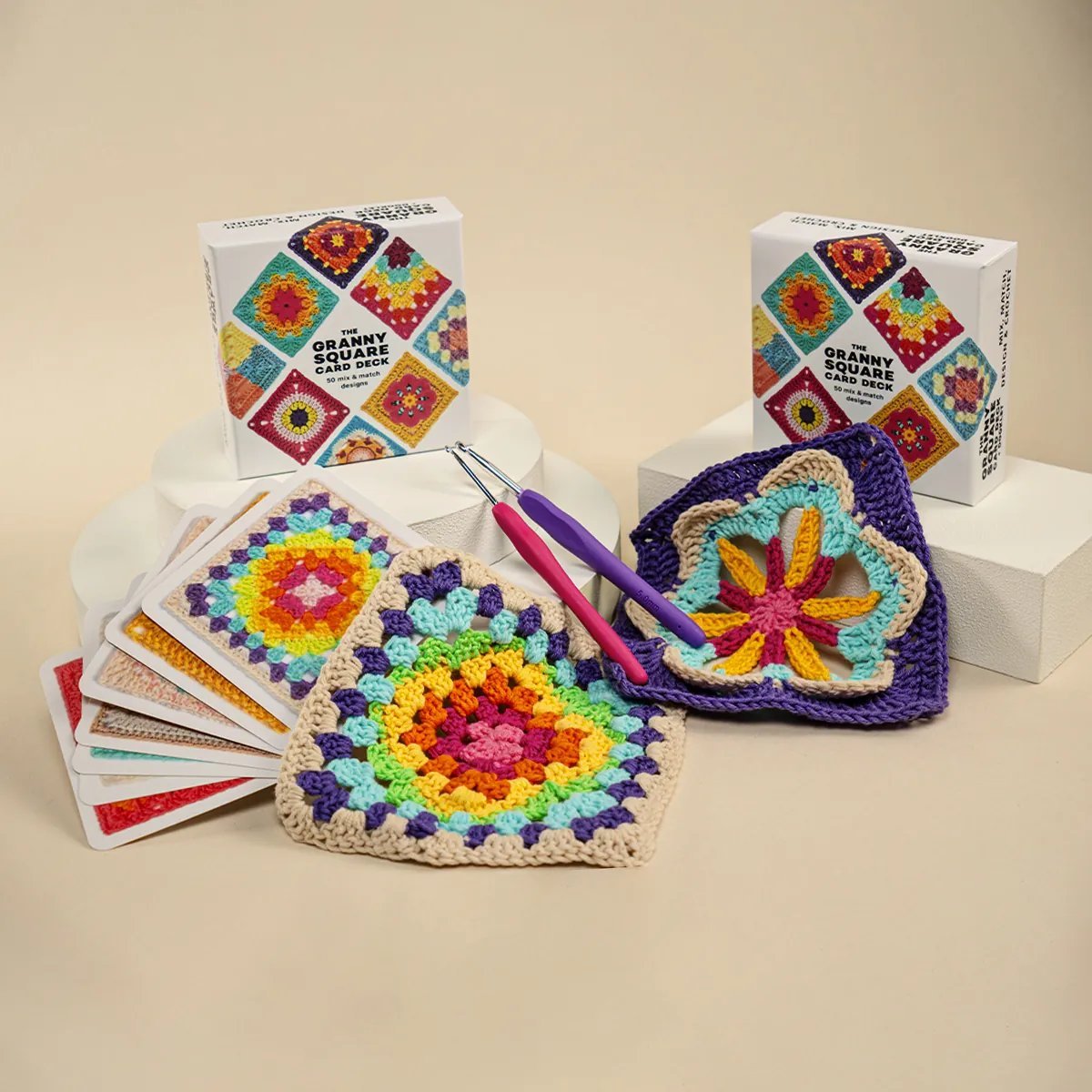 Tarjetas Granny Square Card Deck con cajas, posavasos de granny squares de colores y aguja de crochet morada